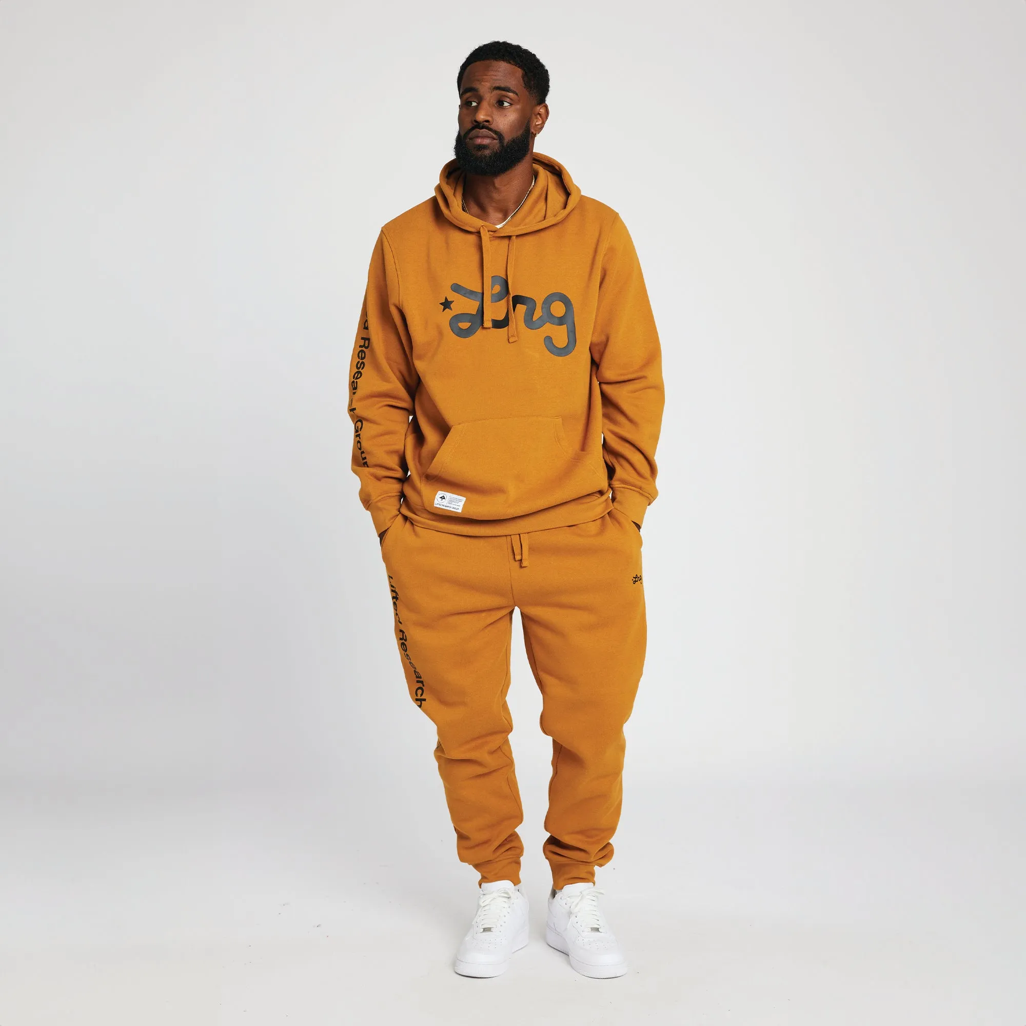 LIFTED SCRIPT JOGGER SWEATPANTS - WHEAT